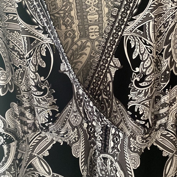 Attitude Women's Plus size V-Neck Empire Cut Black White Top 3/4 Sleeve Si - Picture 4 of 7